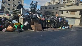 זבל נערם בכפר עקב בצפון ירושלים
