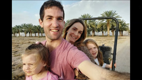 יכיר לראשונה את בתו שחר: שגיא דקל חן חוזר לאשתו ולבנותיהם