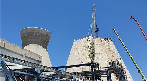 סוף לאייקון החיפאי: החלה הריסת הלבנייה בבתי הזיקוק