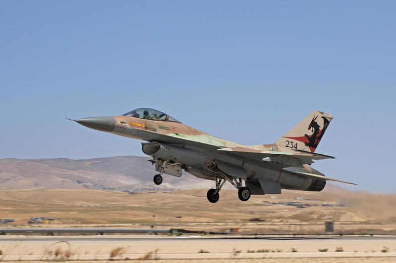 מטוס בבסיס נבטים