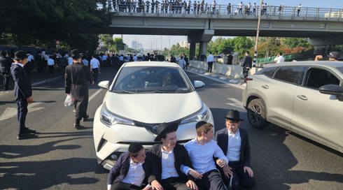 מפגינים נגד גיוס חרדים חוסמים את מחלף גהה בבני ברק