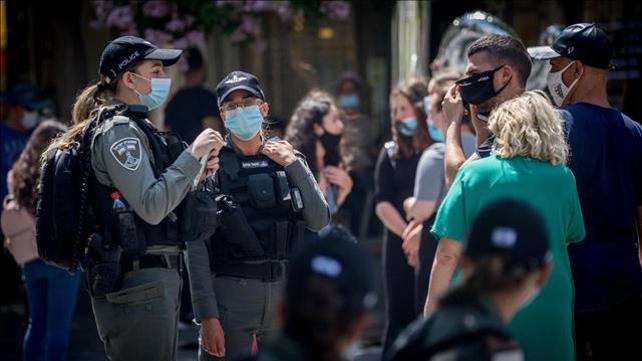 שוטרים אוכפים מגבלות קורונה ביפו 06.07.20