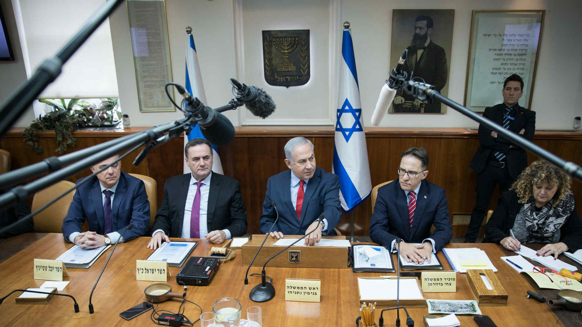 בנימין נתניהו מוקף בתקשורת בישיבת הממשלה