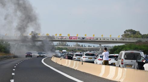 מפגינים נגד הממשלה חסמו את כביש 2 באזור גשר הבונים