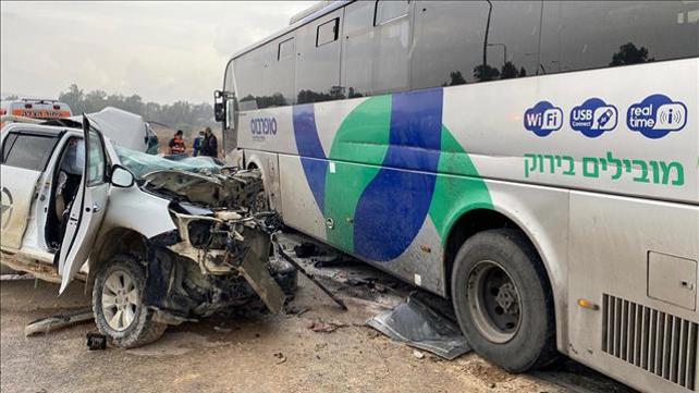תאונה בין רכב מסחרי לאוטובוס ליד צומת השיטה