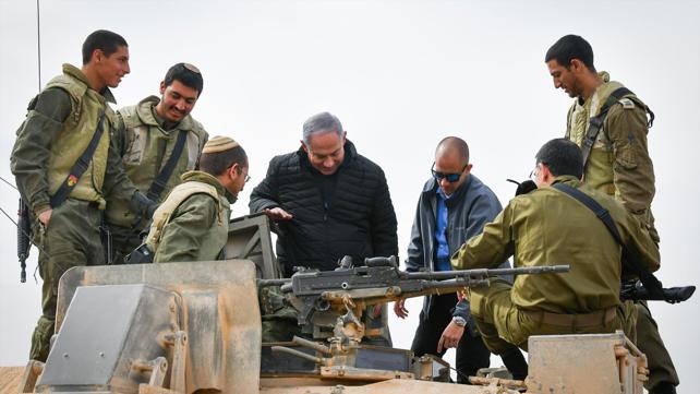 נתניהו במהלך ביקורו בחיל השריון 