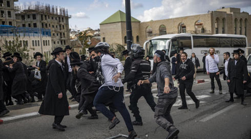 חרדים מפגינים נגד נתיחת גופות הפעוטות: כביש 4 נחסם, נער נדרס בירושלים - מצבו בינוני