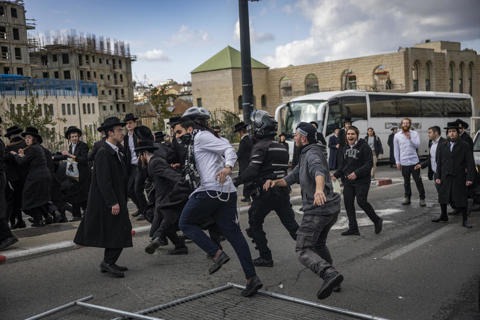הפגנות חרדים בבירה נגד נתיחת גופות הפעוטות שנספו באסון בירושלים