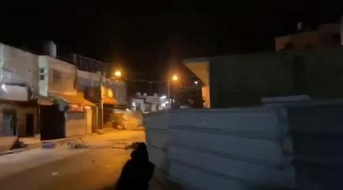 מחבלים השליכו מטענים לעבר ג'יפ צה"ל שנתקע סמוך לחברון