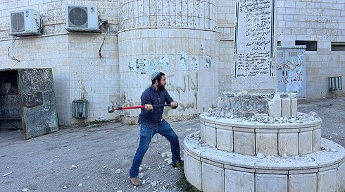 עמיחי אליהו: "להרוס אנדרטה למחבלים זה מבורך;" גדעון סער תקף: צבי סוכות אינו הריבון ביו"ש