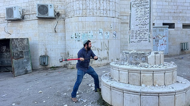 ח"כ צבי סוכות מנפץ אנדרטה בכפר מאדמא הסמוך לשכם, 25.8.2026