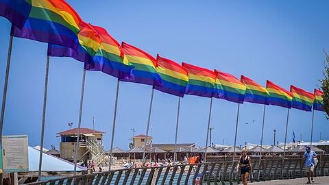 דגלי גאווה בטיילת בתל אביב לקראת המצעד