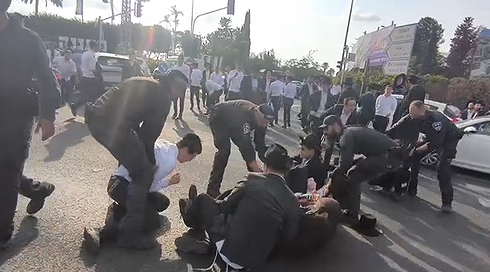 חרדים קיצונים חוסמים את כביש 4 במחאה על מעצר עריקים