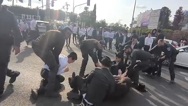 הפגנת חרדים נגד מעצר עריק בכביש 4