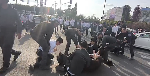 הפגנת חרדים נגד מעצר עריק בכביש 4