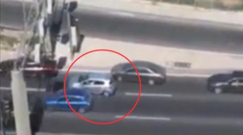 רוורס בכביש בגין: בן 83 תועד נוסע לאחור בציר המרכזי בירושלים וזומן לחקירה