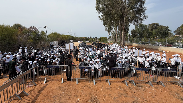 תלמידים בתלמודי תורה של חסידות ברסלב מפגינים מול כלא 10 במחאה נגד מעצר עריקים
