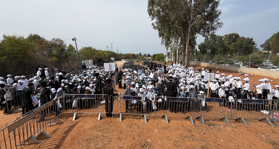 תלמידים בתלמודי תורה של חסידות ברסלב מפגינים מול כלא 10 במחאה נגד מעצר עריקים