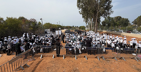 תלמידים בתלמודי תורה של חסידות ברסלב מפגינים מול כלא 10 במחאה נגד מעצר עריקים