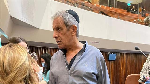 מהומה במליאת הכנסת: ח"כ מאיר יצחק הלוי יתייצב להצבעות כשעתיים לאחר הלוויית אחותו