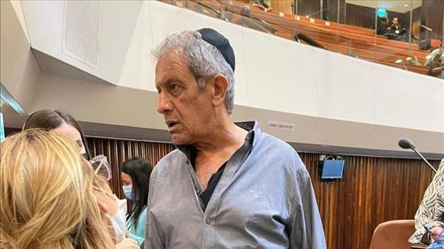 מהומה במליאת הכנסת: ח"כ מאיר יצחק הלוי יתייצב להצבעות כשעתיים לאחר הלוויית אחותו