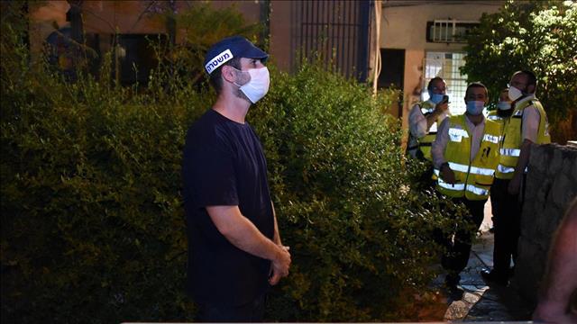 שוטר בפתח בניין בר"ג בו נרצחה צעירה בידי בן זוגה, 16.05.20