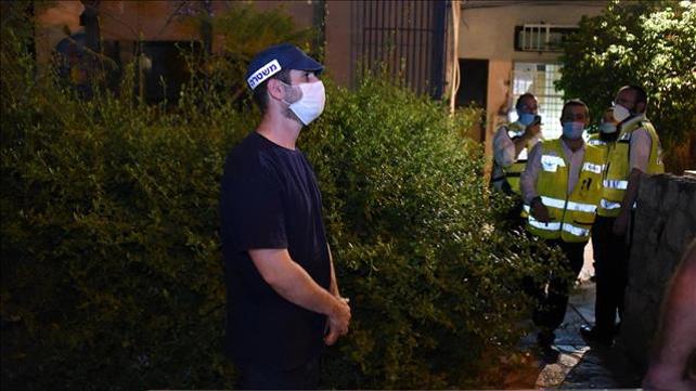 שוטר בפתח בניין בר"ג בו נרצחה צעירה בידי בן זוגה, 16.05.20
