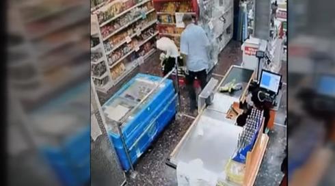 העיר לאדם במרכול והותקף - המשטרה סגרה את התיק