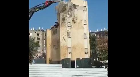 תיעוד: הריסת מבנה בקריית אונו כמעט הסתיימה באסון