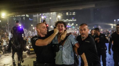 לאחר תלונות מפגינים: מפקד יס"מ ת"א וארבעה שוטרים נוספים זומנו לחקירה במח"ש
