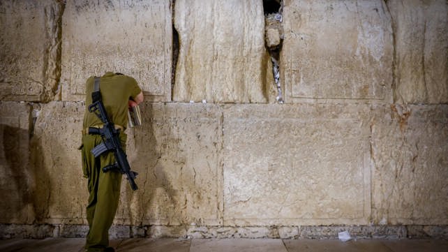 חייל מתפלל בכותל בזמן המלחמה בעזה, נוב' 2023