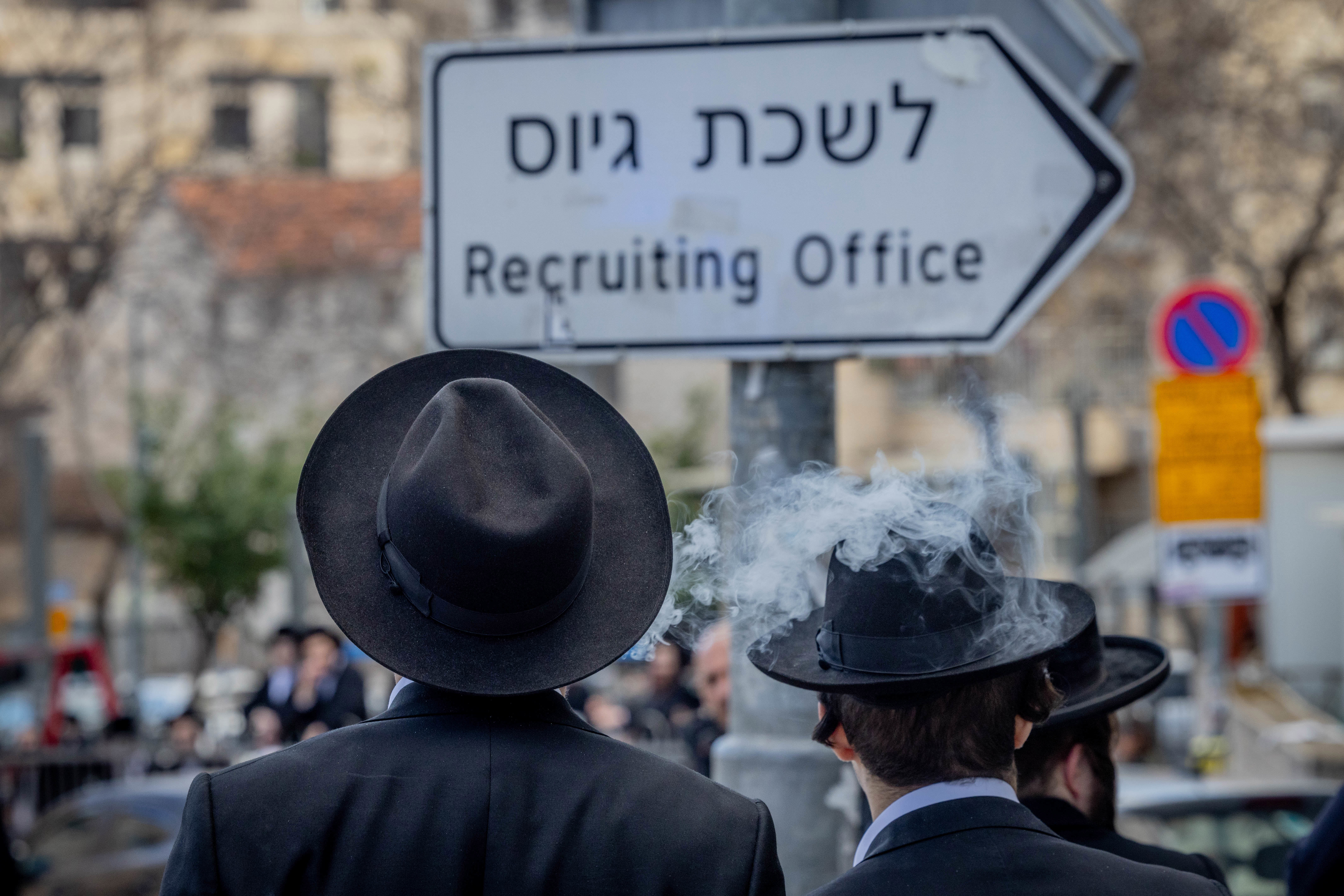 חרדים ליד לשכת הגיוס