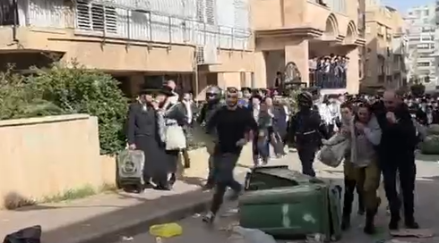 בכיר במשטרה על תקיפת החיילות בבני ברק: "חילקו פלאיירים לגיוס"
