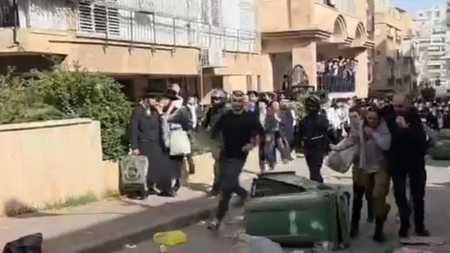 תיעוד החיילות מלוות כשההמון מאחוריהן 