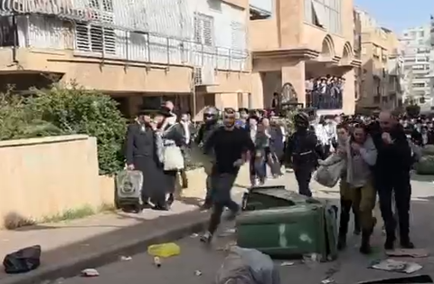 תיעוד החיילות מלוות כשההמון מאחוריהן 