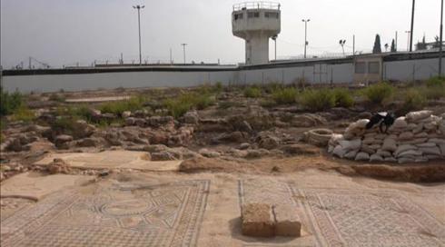 ישתחרר לפני הארמגדון? הפסיפס שתקוע בכלא מגידו