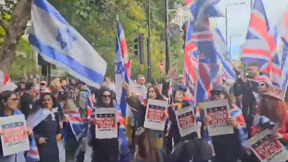 דגלי ישראל וצה"ל הונפו במחאת ענק בלונדון: "תדחפו את פלסטין ל***"