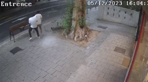 תיעוד בלתי נתפס מת"א - רסיס רקטה נופל סנטימטרים משני הולכי רגל