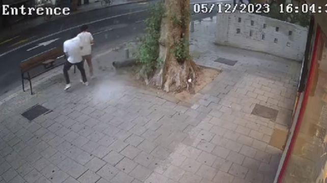 אנשים שניצלו מפגיעת רקטה בתל אביב 05.12.23
