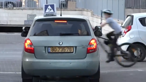 ההורים שמלמדים את ילדיהם לנהוג ועל הדרך חוסכים אלפי שקלים.Mp4.00 01 13 14.Still001