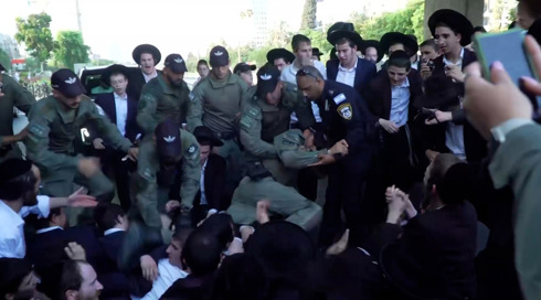 צה"ל יחלק בראשון צווים לחרדים - המחאות נגד הגיוס מחריפות