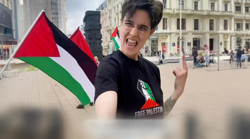 אבותיה המציאו את גז הרצח בשואה - והיא נמצאת במשט בדרך לעזה