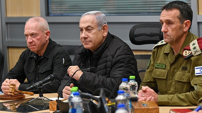 הרצי הלוי, בנימין נתניהו ויואב גלנט בהצהרה בקריה, כשבועיים אחרי טבח 7 באוקטובר