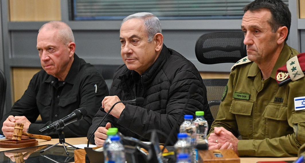 הרצי הלוי, בנימין נתניהו ויואב גלנט בהצהרה בקריה, כשבועיים אחרי טבח 7 באוקטובר