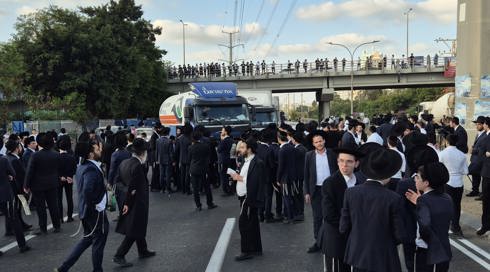 חרדים חסמו את כביש 4, קצין משטרה תועד מכה מפגין