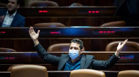 המכשולים של בנט בדרך להכרזה על שיקלי כפורש