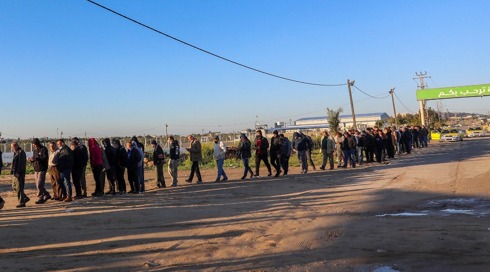 למרות ההתפרעויות בגדר ובלוני התבערה: מחר תחודש כניסת פועלים פלסטינים מעזה לישראל