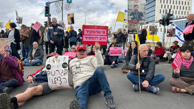 משפחות חטופים מפגינות מול הכנסת, פברואר 2025