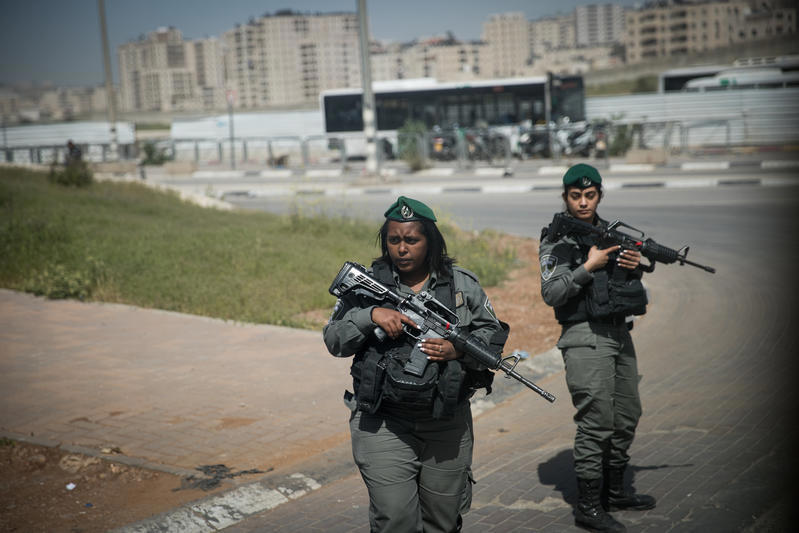 שוטרות מג"ב במחסום קלנדיה