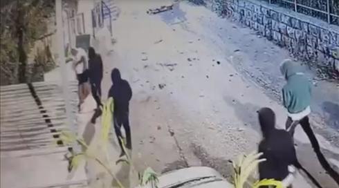 תקף במוט וירצה תשעה חודשי עבודות שירות